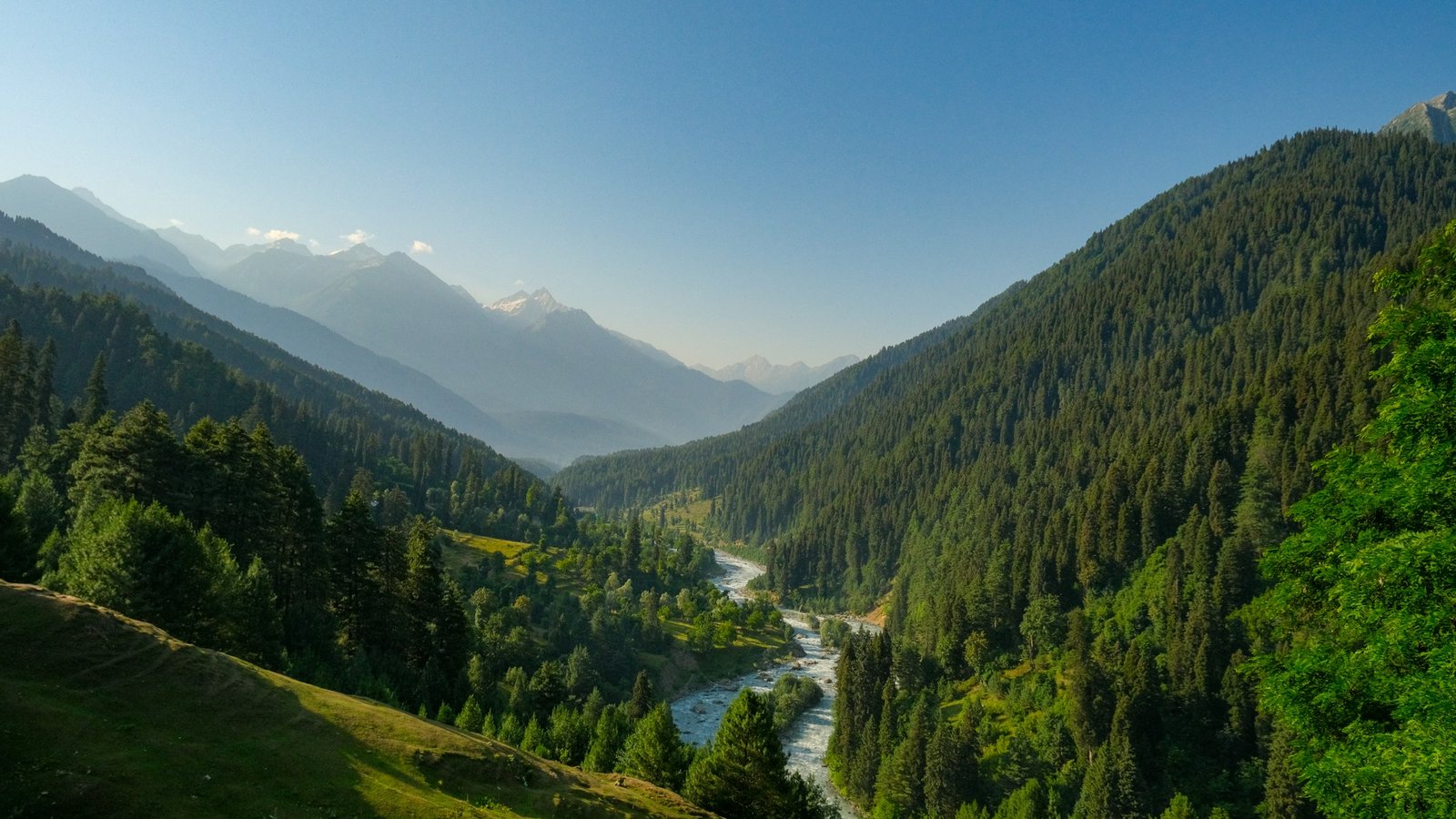 The mountains and river of Pahalgam
